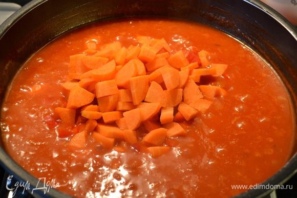 Добавить нарезанные мелким кубиком морковь и красный болгарский перец. Если Вы используете замороженные кукурузу и горошек, то положите их в сковороду в это же время! А если кукуруза и горошек консервированные, то добавить их через 10 минут. Варить все на слабом огне (иногда помешивать).