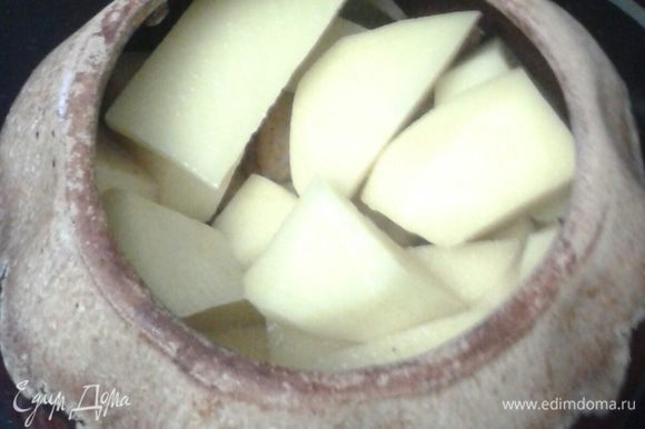 Картофель почистить, нарезать кубиками, выложить сверху лука.