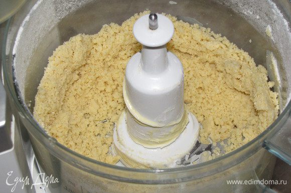 Последнее время я делаю песочное тесто в кухонном комбайне. Очень удобно и быстро.))) Сливочное масло смешать с мукой и взбить до появления крошки.