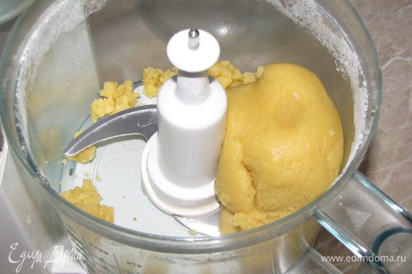 Добавить соль, сахар, желтки, тертую цедру лимона и взбивать, пока тесто не соберется в комок. Тесто завернуть в пищевую пленку и убрать в холодильник на 1час.