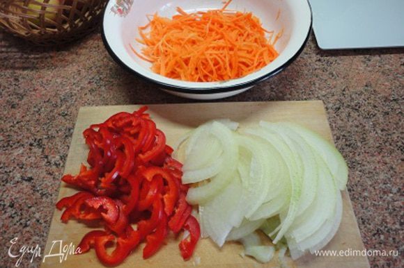 Морковь натереть на корейской терке. Лук нарезать полукольцами, перец также.