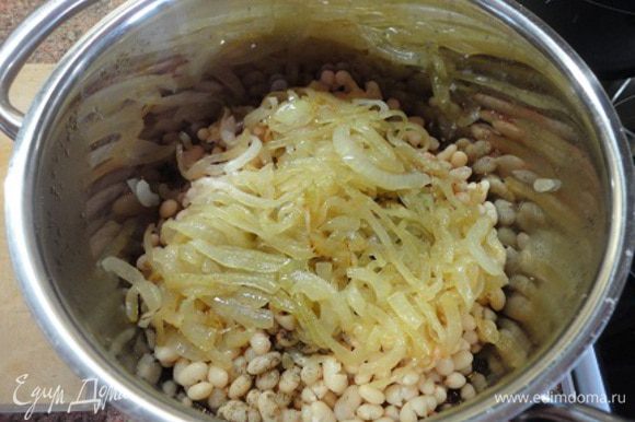 Лук обжарить на 2 ст. ложках растительного масла до слегка желтого цвета и выложить на фасоль со специями.