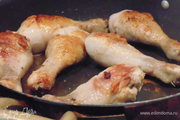 Влить оставшееся масло ( 2 ст. л) и обжарит куриные голени с двух сторон.