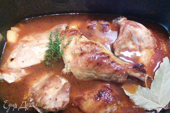 Переложите мясо в кастрюлю вместе с соком, от него образовавшимся, накройте крышкой или фольгой.