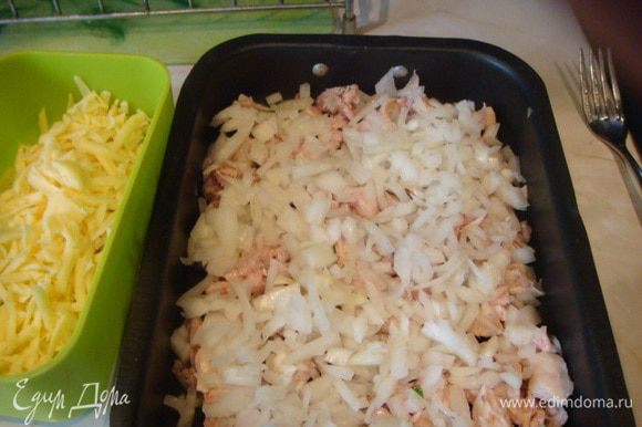 В форму первый слой мясо куриное,сверху лук ,сверху капусту (не всю пол стакана оставить для заливки) и верхний слой картофельное пюре. Добавляем соль по вкусу.