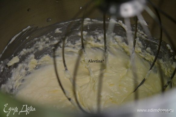 Взбить в кухонном комбайне сливочный сыр с размягченным сливочным маслом до мягкой массы. Затем добавить желток от крупного яйца, как перемешается добавим муку и все взбить.