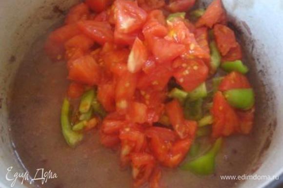Когда фасоль приготовится, добавить нарезанные томаты и перец к фасоли.