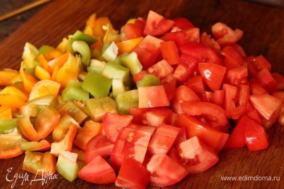 Перец сладкий (красный - не принципиально) и помидоры нарезаем кубиком.