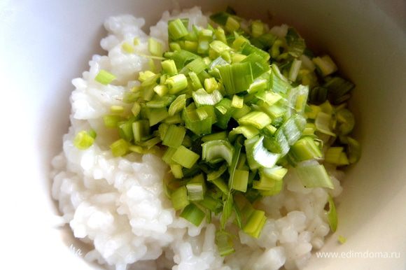 Рис тоже отварить заранее,смешать с зеленью петрушки (у меня зелень порея),посолить.