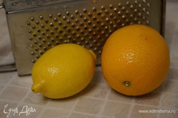 С лимона и апельсина снять цедру. Выдавить и процедить сок.