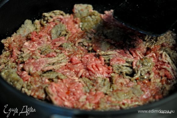 Обжарить говяжий фарш и итальянские свиные колбаски или свиной фарш с добавлением итальянских специй до коричневого цвета. Жир лишний слить.