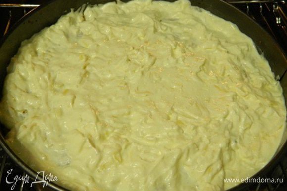 Когда наш тортик подрумянится, смазать смесью из сметаны, майонеза, и крупно натёртого сыра, и оставить дальше запекаться ещё на 10 мин.