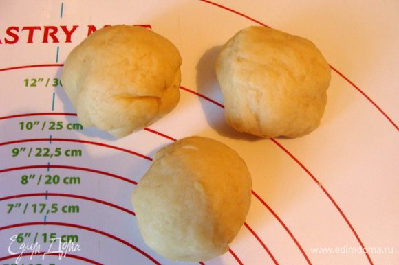 Для формовки двух булочек понадобятся три шарика.