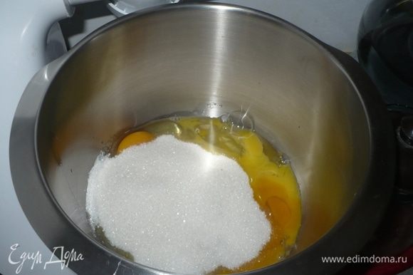 Яйца взбиваем с сахаром и добавляем размягченное масло и йогурт.