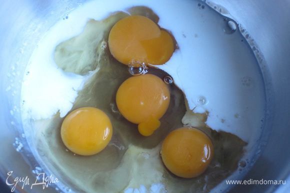 Яйца взбить с сахаром и молоком.