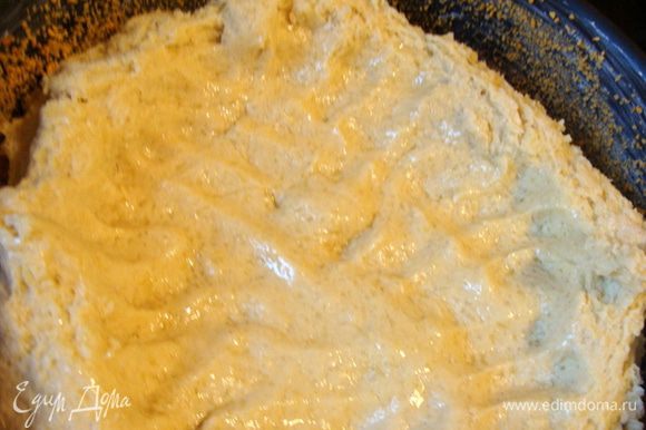 В картофельную массу всыпать просеянную мука и замесить тесто. У меня он было липкое, чтобы распределить его по форме, я смазала руку растительным маслом.