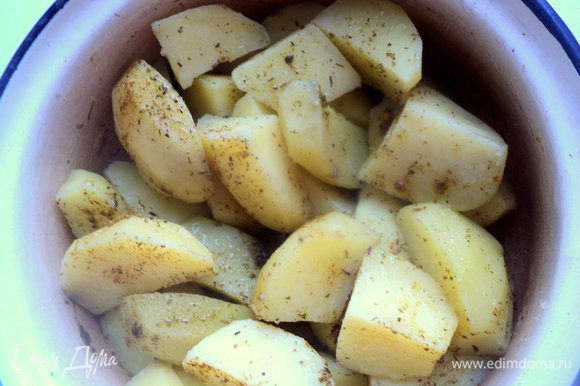 Картофель почистить, разрезать на четвертинки, залить горячей водой, посолить, довести до кипения и варить 5 минут. Воду слить. Посыпать картофель специями для картофеля или итальянскими травками, полить растительным маслом.
