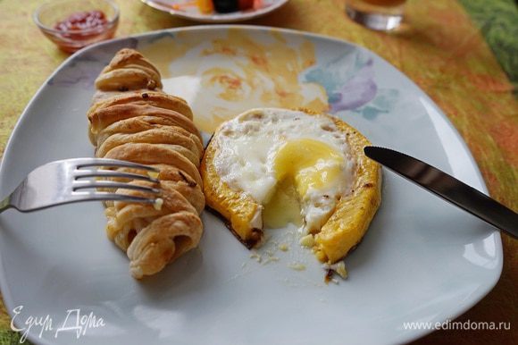 Все как полагается белок схватился, а желток вытекает. (За эту идею жарки яйца спасибо кулинарному блоггеру Нине Фоминой).