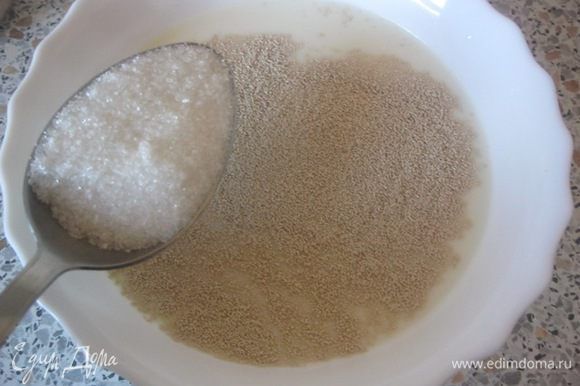 Изюм вымыть и обсушить. В теплом молоке развести дрожжи с сахаром ( 1 ст.л). Оставить на 15-20 минут.