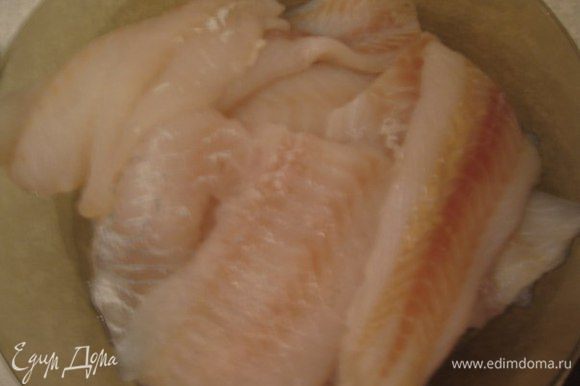 Филе рыбы сбрызнуть соком лимона и посыпать приправами для рыбы. Поставить в холодильник на 20-40 минут.