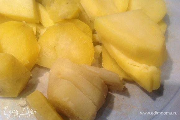 Картофель тонко нарежьте и выложите в форму для запекания.