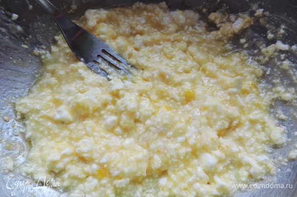Яйцо растираем вилкой с творогом, сахаром, солью, кардамоном и ванилином. Если хотите полной однородности - взбейте блендером.