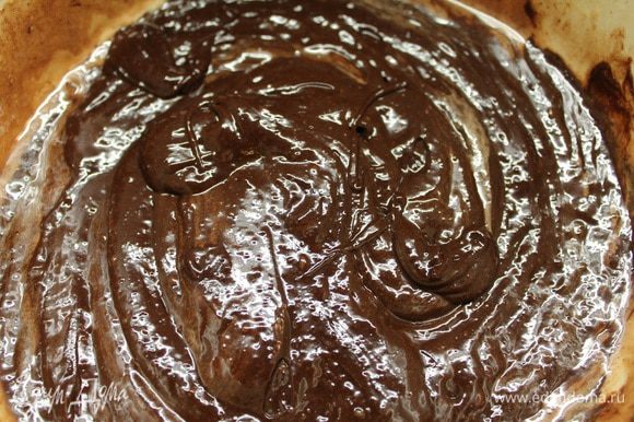 Добавляем растопленный шоколад в сахарно-яичную смесь и перемешиваем.