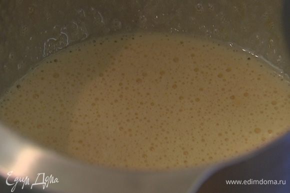 Приготовить тесто: сахар с яйцами соединить в чаше комбайна, влить ванильный экстракт и взбить все насадкой-венчиком в пышную, воздушную массу.