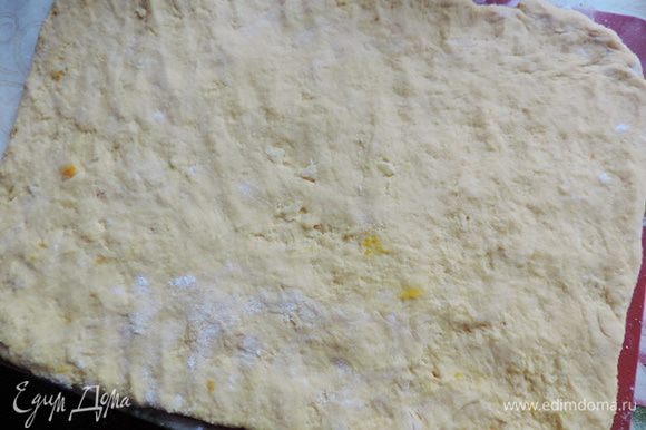 Раскатываем тесто в пласт приблизительно 30*40см. Это удобно делать на пергаменте или силиконовом коврике, чтобы с их помощью свернуть рулет. И тесто, и рабочую поверхность перед раскаткой теста слегка посыпаем мукой.
