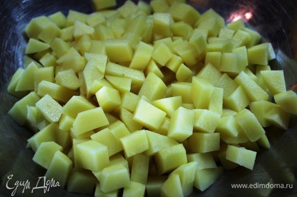 Картофель очистить и нарезать кубиками (1,5х1,5 см.)