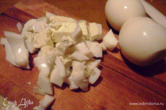 Яйца нарезать кубиками. Перемешать с охлаждённой капустой.