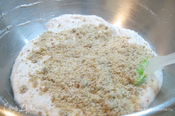 Постепенно добавить ореховую смесь во взбитые белки. Аккуратно перемешивать при помощи лопатки.