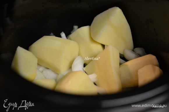 Срежем лишний жир с куска говядины,если имеется. В медленноварку или мультиварку, в жаровню на дно выложим порезанную луковицу кругами,затем очищенный картофель и порезанный на части.