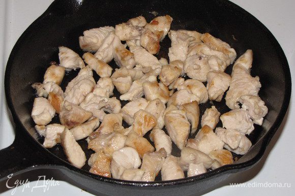Куриное филе нарезать небольшими кусочками. Выложить на сковороду с разогретым маслом и обжарить до зарумянивания.