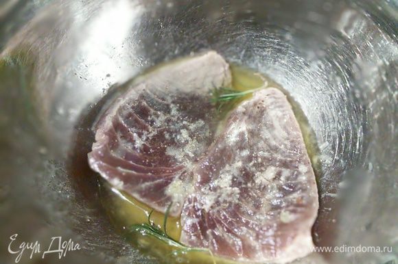 Стейки тунца ( шириной приблизительно 1,5-2 пальца) посолить, поперчите и замаринуйте в смеси оливкового масла и лимонного сока с иголочками розмарина.