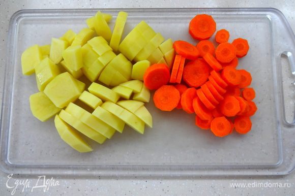 Картофель нарезать кубиками, морковку кружочками.