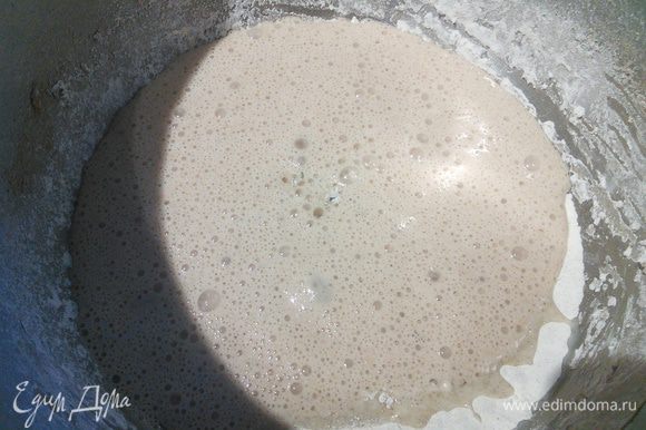Когда опара "оживёт", добавьте в муку смесь 60 мл. молока, 60 мл. тёплой воды, соли, мёда, оливкового масла и опару.