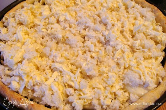 Сверху посыпать хлебной крошкой смешанной с натертым пармезаном или любым другим тертым сыром. В духовке температуру уменьшить до 160* и подержать пирог еще 15 минут, чтобы сыр расплавился.