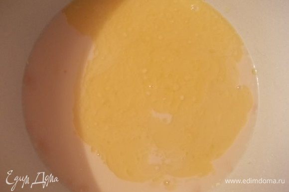 Растопить сливочное масло и добавить к молоку 2-3 столовые ложки. Остальное оставить для смазывания листов теста.