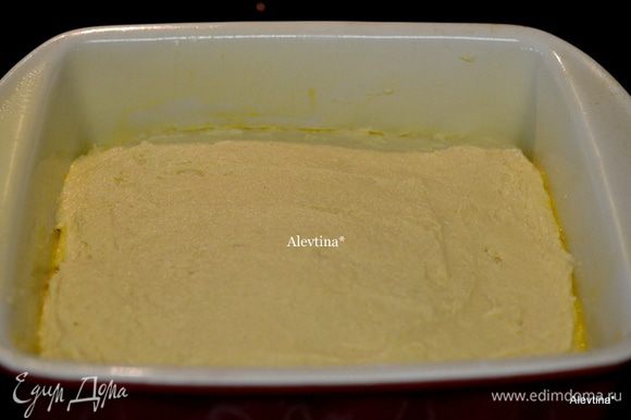 Добавляем смешанную муку с пищевой содой в три приема, после каждого перемешиваем, затем кефир. Вылить тесто в форму, распределить лопаткой.