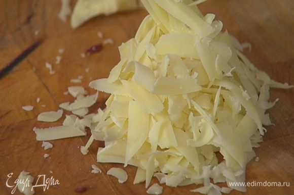 Сыр натереть на крупной терке и большую часть добавить в гороховую массу, все перемешать.