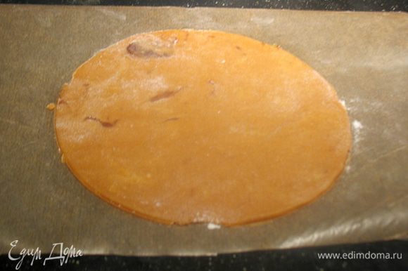 Раскатываем тесто на пергаменте диаметром 16 см. Перекладываем тесто с пергаментом на противень и выпекаем в разогретой до 160°С духовке 5-6 минут.