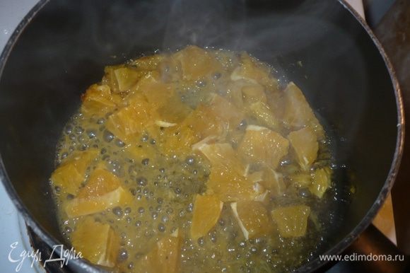 Готовим соус: в сотейник можно слить немного масло в котором обжаривали грудку, если оно не пригорелое только, кидаем мякоть апельсинов, немного выпариться.