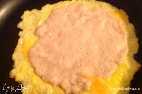 На разогретую сковороду с растительным маслом, мы выливаем яйца (не все), поджариваем слегка и потом выкладываем лепешку из фарша сверху, делала я это так: засунула одну руку в пакетик, как бы взяла лепешку на ладонь, второй рукой аккуратно отлепила прилипший к фаршу пакетик и с ладони опустила лепешку на яйца.