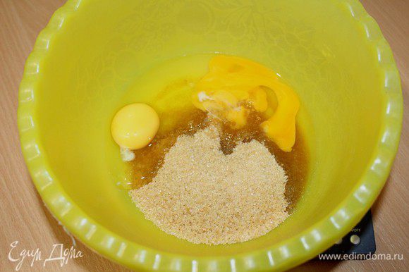 Коржи: Яйца смешать с сахаром, поставить на водяную баню на медленный огонь. Взбить все миксером до получения пышной белой массы и полного растворения сахара.