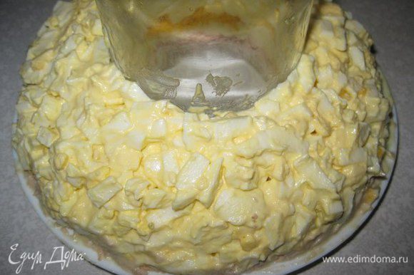 3-й слой: мелко порезанное варенное яйцо. Покрываем майонезом. И я ставлю салат к холодильник чтобы он "утрамбовался".
