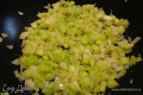 Добавить в сковороду лук и порей, а также порезанный сельдерей. Обжарить овощи.