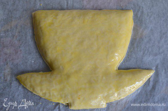 Смазать пирог смесью из желтка, 1 ч.л. воды.