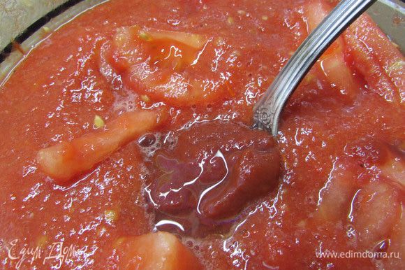 С помидоров в собственном соку снять кожицу, пюрировать с помощью погружного блендера. Добавить 1 ст. л. томатной пасты и свежие помидоры.