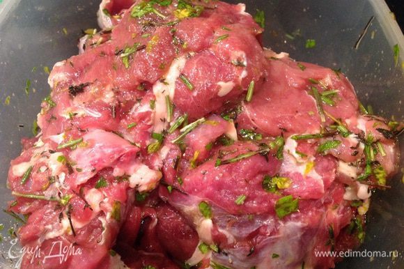 Замаринуйте баранину в смеси масла и зелени на 2 часа. Такой маринад пойдет и для запекания в духовке свинины или курицы.